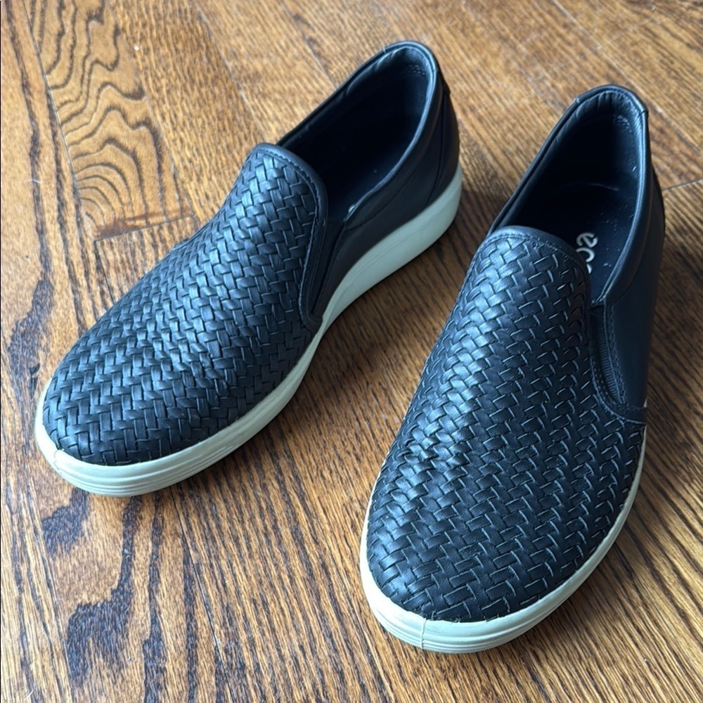 Ecco Men’s Black and White Slip-On Loafers with Woven Texture. Size 40.